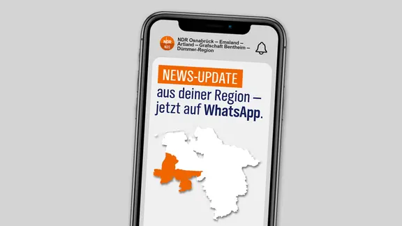 Ein Handy zeigt den regionalen WhatsApp-Kanal NDR Osnabrück.