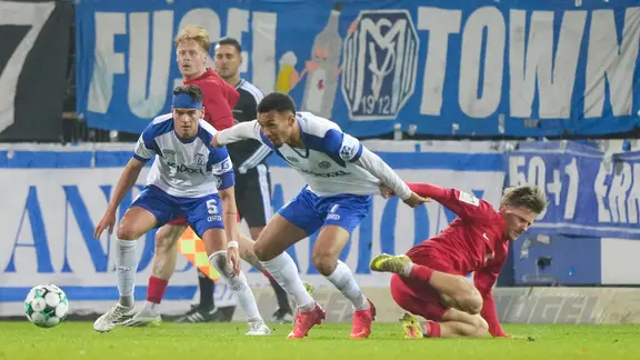 Meppens Jonas Fedl (l.) und Oliver Schmitt im Zweikampf mit Havelses Kevin Schumacher