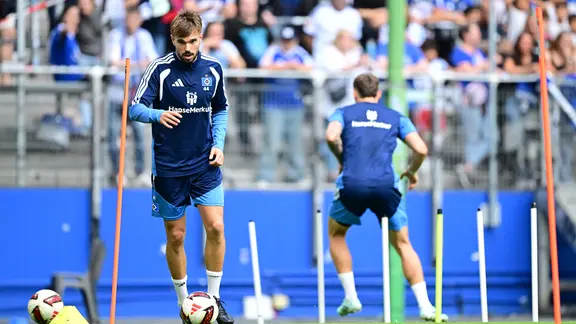 Verteidiger Mario Vuskovic  (l.) vom Hamburger SV bei seinem ersten Training nach seiner Dopingsperre
