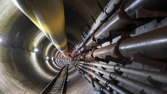 Kabel führen durch einen Tunnel unter der Elbe durch.