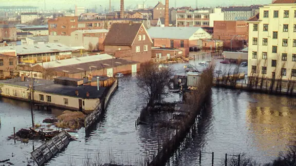 Sturmflut 1962: überflutete Hinterhöfe in der Veringstraße in Hamburg-Wilhelmsburg.