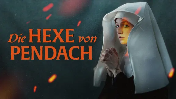 Person mit weißem Kopftuch, gefalteten Händen und dunklem Hintergrund.