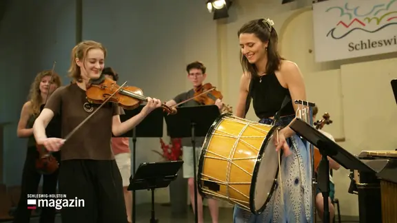 Schlagzeugerin Vivi Vassileva musiziert mit anderen Musiker*innen.