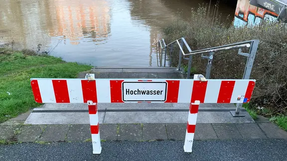 Ein Weg ist in Hannover bei Hochwasser gesperrt.
