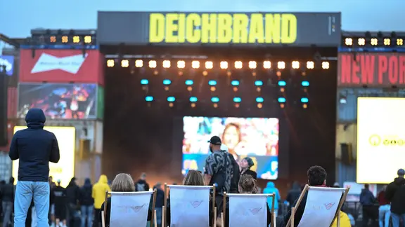 Auf dem Deichbrand Festival 2026 schauen Besucher das WM-Finale.