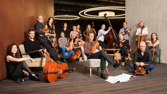 Ensemblebild im resonanzraum St. Pauli: Die Musikerinnen und Musiker des Ensemble Resonanz.