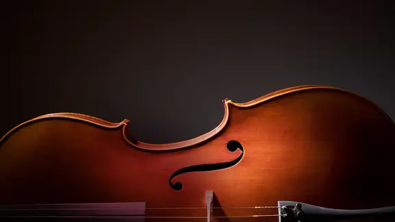 Schriftzug Klassik über einem Cello
