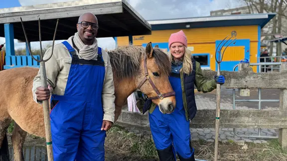Yared Dibaba (li.) und Nicole Steins (r.) auf dem Kinderbauernhof Kirchdorf