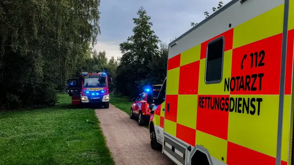 Die Feuerwehr und Rettungskräfte sind am Einsatzort, dem Teich.