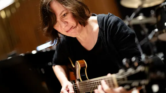 Die NDR Bigband im Konzert mit Tenorsaxofonistin Trish Clowes in Hannover.