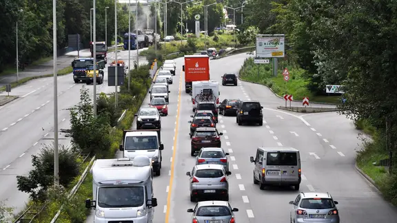 Autos stauen sich auf dem Theodor-Heuss-Ring.
