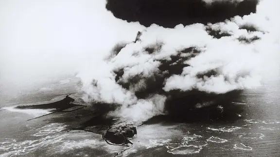 Rauchwolke über Helgoland nach der Sprengung am 18. April 1947.