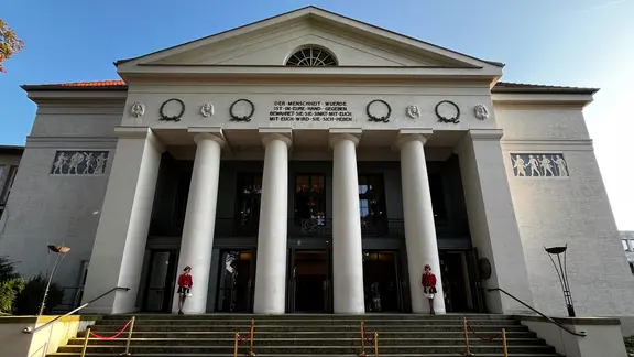 Der Eingang des Stadttheaters Hildesheim.