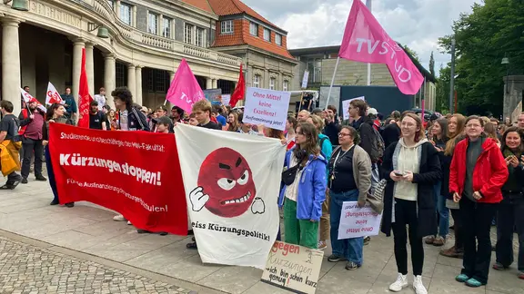 Demonstrierende stehen vor dem Hauptgebäude der Uni Hamburg