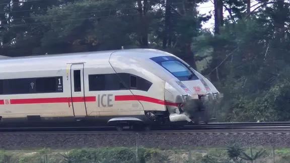Der ICE wurde bei einem Unfall beschädigt.
