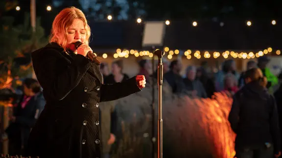 Annett Louisan singt im stimmungsvollen Abendlicht vor begeistertem Publikum in Großenvörde.