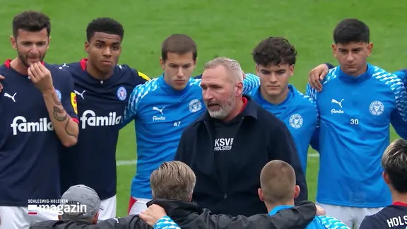 Der Trainer von Holstein Kiel und sein Team.