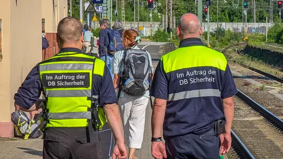 Osnabrück: Zwei Kollegen der DB Sicherheit laufen zur Ferienzeit durch den Osnabrücker Hauptbahnhof.