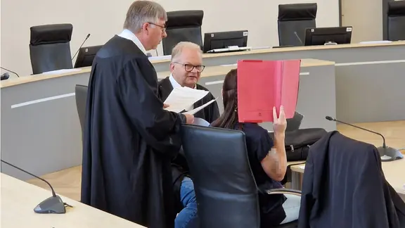 Die angeklagte Gina H. im Gerichtssaal mit ihren Verteidigern.