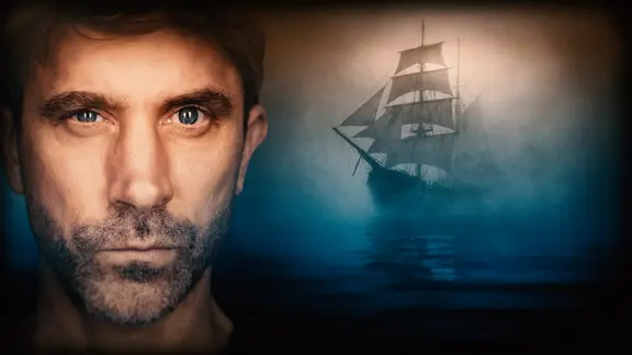 Nahporträt eines Mannes, rechts ein Segelschiff im Nebel über dunklem Meer.
