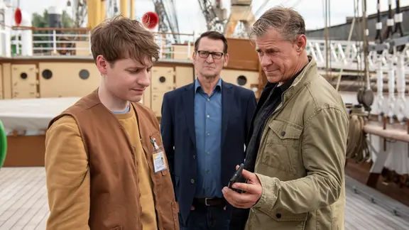 Finn (Sven Martinek) und Lars (Ingo Naujoks) konfrontieren Neeles Arbeitskollegen Timo (Filip Januchowski) mit belastendem Videomaterial. Er war Neele und Pascal in der Tatnacht gefolgt.