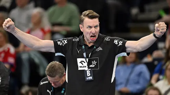Kiel-Trainer Filip Jicha jubelt