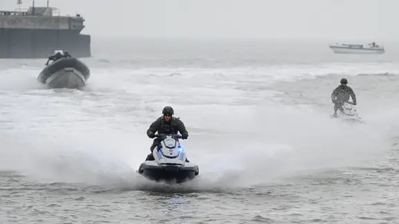 Soldaten stehen auf einem "Biber" - das neue Wasserfahrzeug der Marine