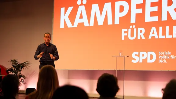 Ulf Kaempfer spricht beim außerordentlichen Landesparteitag SPD auf Bühne