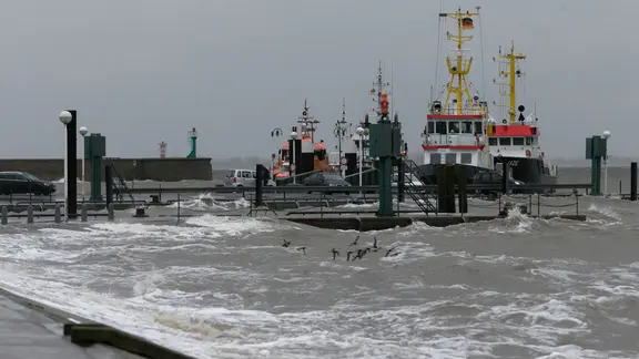Der Hafen in Wilhelmshaven während des Orkans "Burglind"