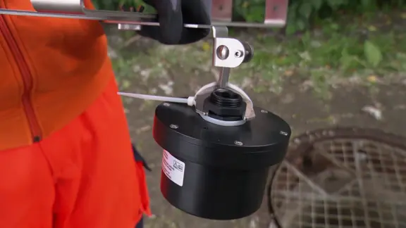 Pegelmess-Sensor bei der Montage.