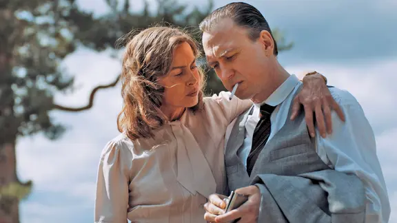 Susanne Wolff und Lars Eidinger in einer Szene aus dem Film "Heimsuchung" von Volker Schlöndorff