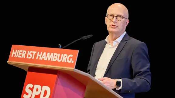 Peter Tschentscher (SPD), Erster Bürgermeister von Hamburg, steht während eines Landesparteitages der SPD Hamburg im Bürgerhaus Wilhelmsburg auf der Bühne