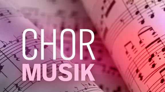 Nahaufnahme von Notenblättern mit lila und roter Beleuchtung. Darauf liegt der Schriftzug "CHOR MUSIK" in großen weißen und rosa Buchstaben.