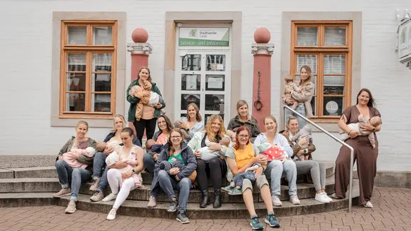 Mehrere Frauen stillen aus Protest in der Öffentlichkeit vor dem Rathaus in Celle.