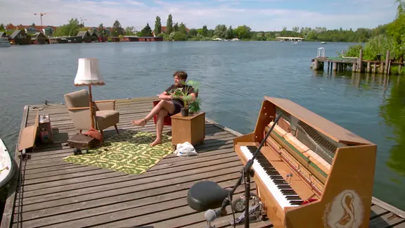 Fast alles spielt hier am, auf oder umgeben von Wasser - manchmal auch Musik.