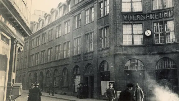 Vor dem Volksfreund-Haus in Braunschweig werden am 8. März 1933 Bücher, Schriftstücke und Fahnen von SPD und Gewerkschaften von SS-Männern verbrannt.