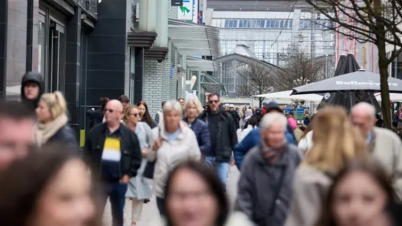 Menschen gehen am verkaufsoffenen Sonntag auf der Spitalerstraße.