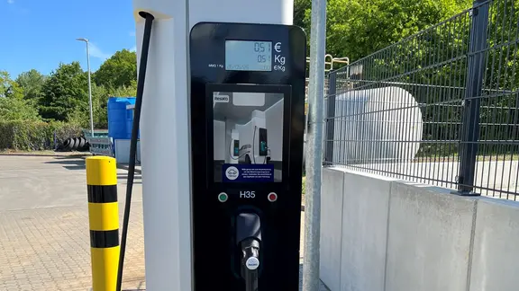 Eine Zapfsäule mit Display: Wasserstoff kann jetzt über eine neue Tankstelle in Bad Doberan nachgefüllt werden.