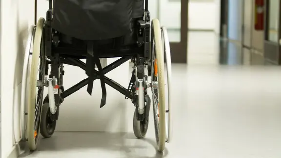 Ein Rollstuhl steht in einem Pflegeheim