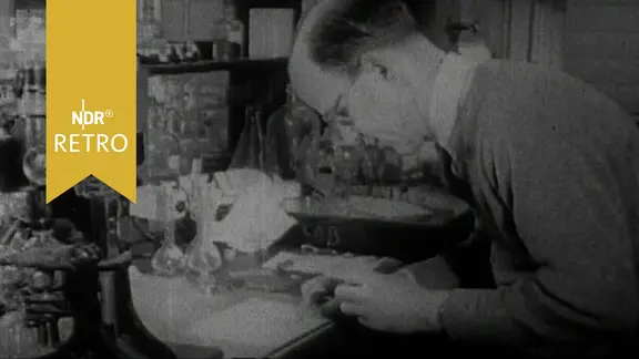 Forscher in einem Chemielabor bei der Arbeit (1962).