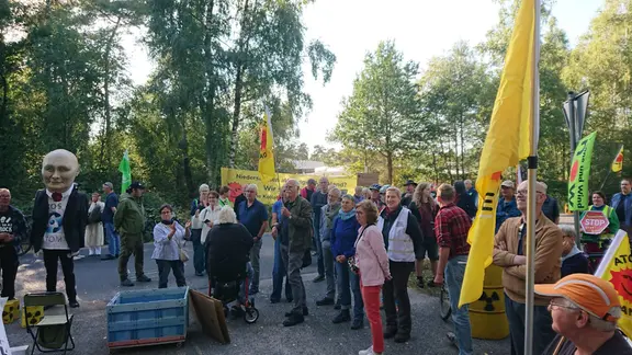 Menschen mit Bannern demonstrieren in Lingen vor der Brennelementefabrik.