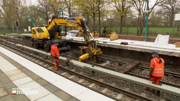In einem Bahnhof werden die Bahnschwellen erneuert