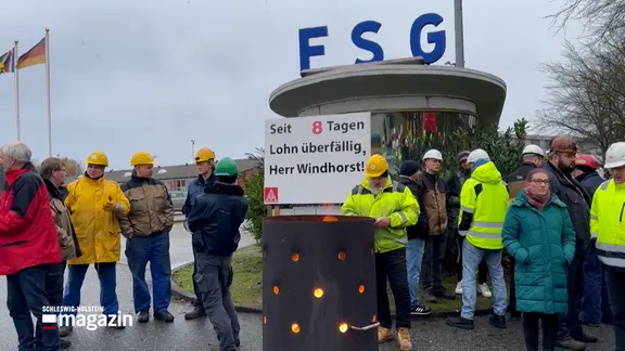 Beschäftigte der FSG demonstrieren vor dem Haupteingang zum Werftgelände