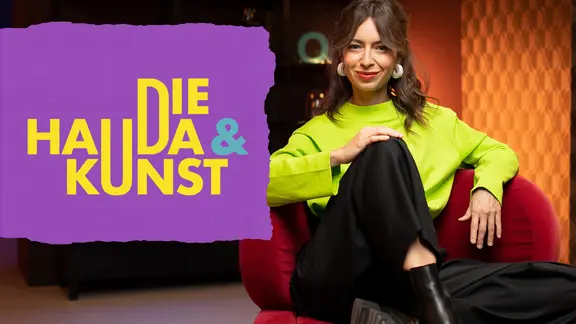 Eine Frau sitzt auf einem Stuhl und lächelt in die Kamera. Neben ihr stehen die Worte "Die Hauda & die Kunst"