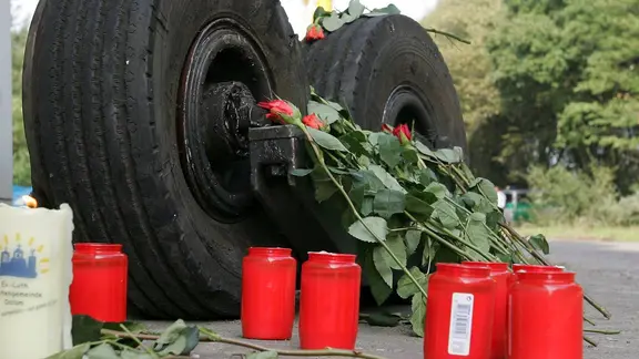 Anwohner und Angehörige haben im September 2006 Kerzen und Blumen an die Transrapid-Unglückstelle in Lathen abgelegt.