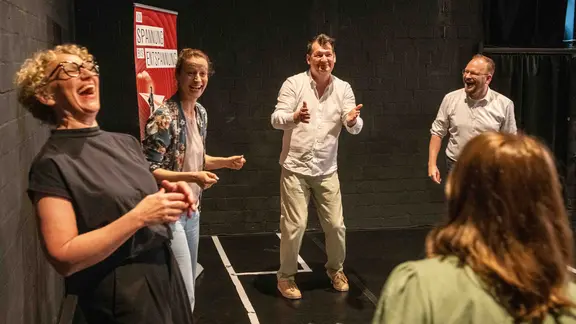 Julia Westlake und Philipp Schmid proben mit Mitgliedern von The Musical Company. 