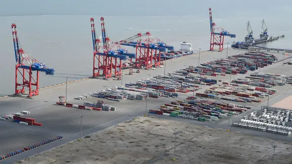 Eine Luftaufnahme zeigt den JadeWeserPort in Wilhelmshaven.