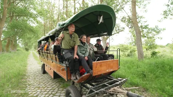 Menschen bei einer Führung auf der Insel Wustrow.