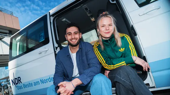 Kian Kühl und Julia Volp am NDR-Bus.