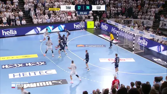 Spielszene aus dem Spiel Kiel gegen Flensburg im Handball.